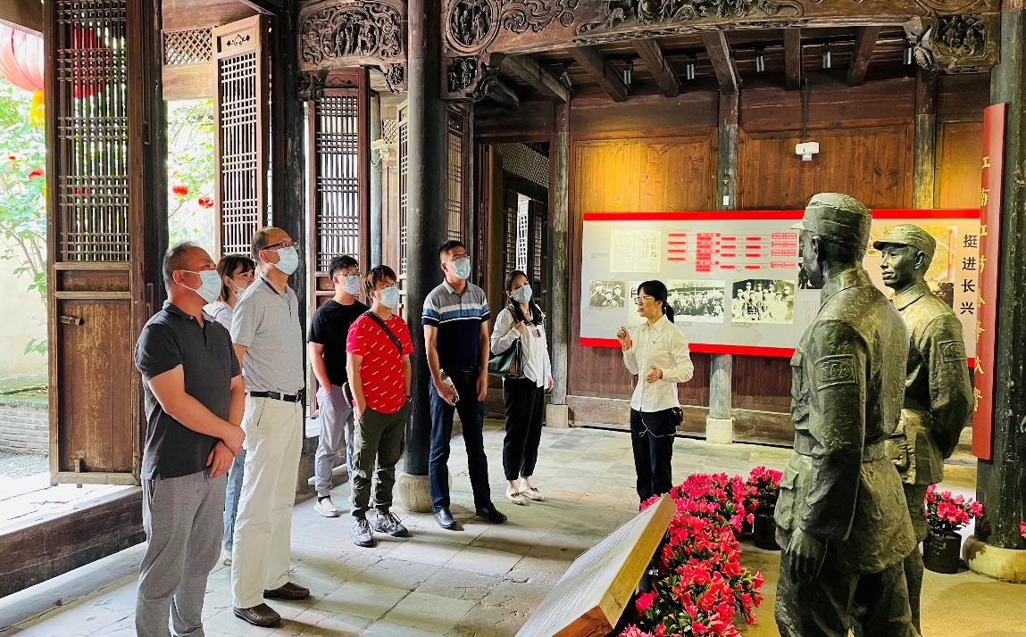 “守初心、慶百年”重走長征路主題活動(dòng)